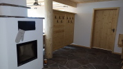 Kachelofen mit Garderobe Kachelofen mit Garderobe